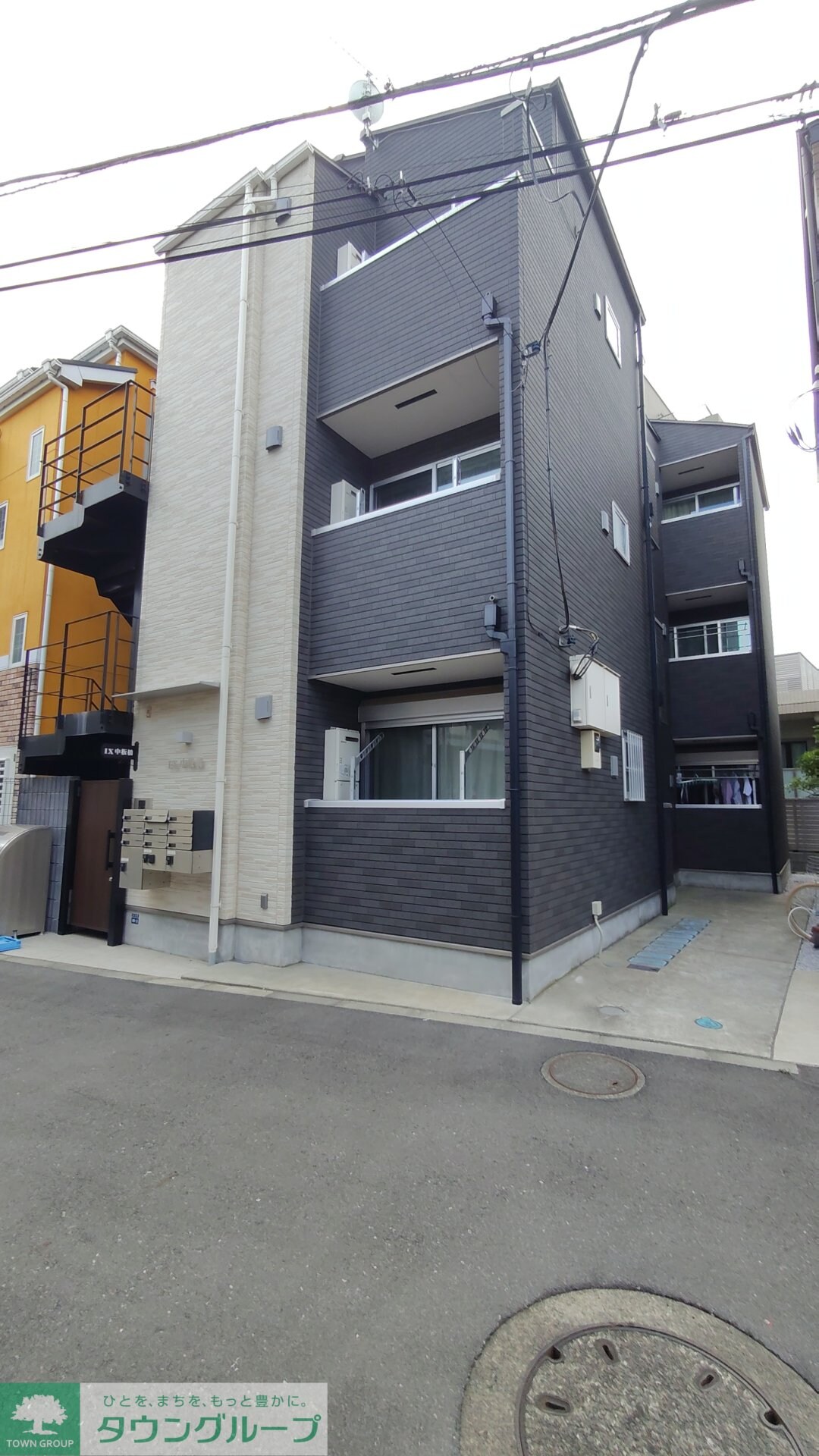 物件外観写真1　(エントランス)