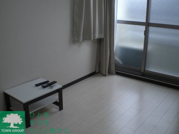 リビング・居室(床材、窓位置などは部屋に異なる場合がございます。)
