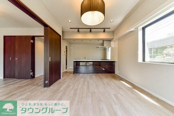 リビング・居室(最上階角部屋で日当たり良好)