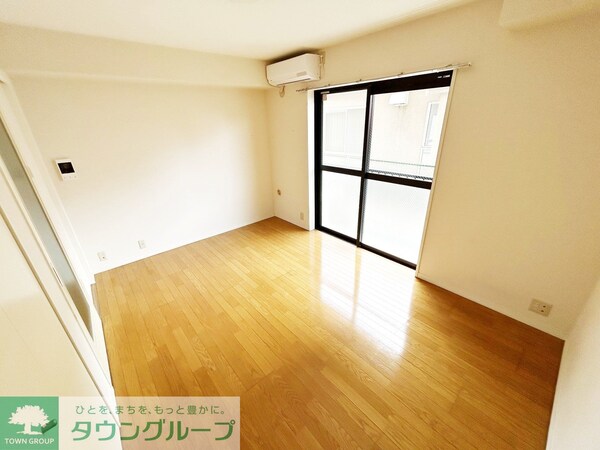 寝室(高台に建っているので明るめなお部屋です♪)