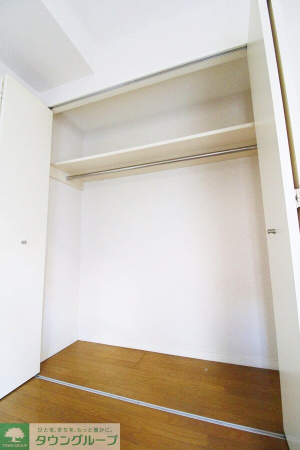 収納(高台に建っているので明るめなお部屋です♪)