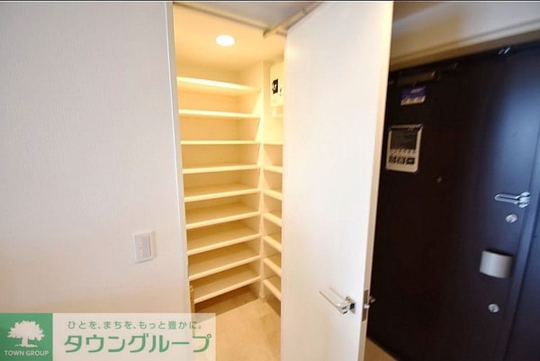 玄関(お問合せは(株)タウンハウジングレジデンス事業部　赤坂店・…)
