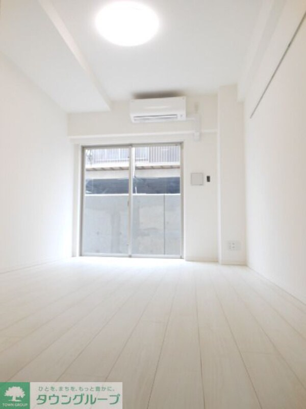 リビング・居室(ホワイトフローリングの明るいお部屋です！)