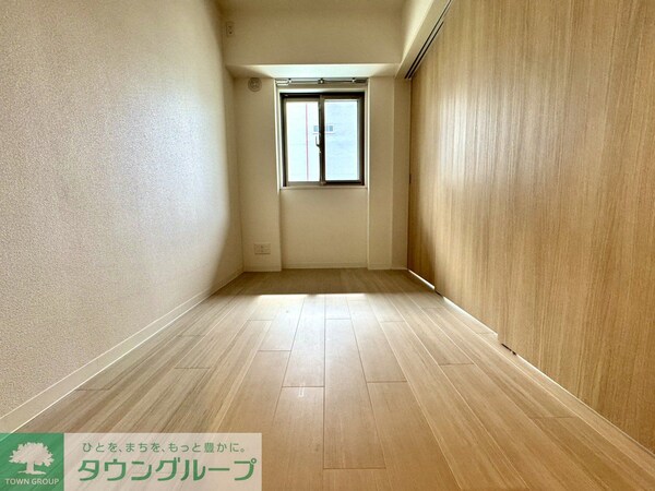 寝室(寝室にも窓があります！)
