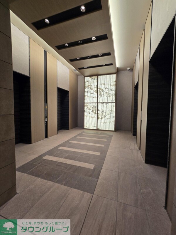 エントランス(エレベーター４台)