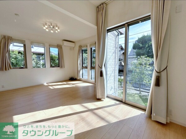 リビング・居室(南東向きの明るいLD※カーテンレースは性能保証外品)