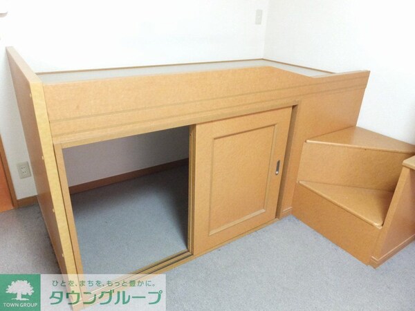 子供部屋(大容量の収納スペース付きベットです。)