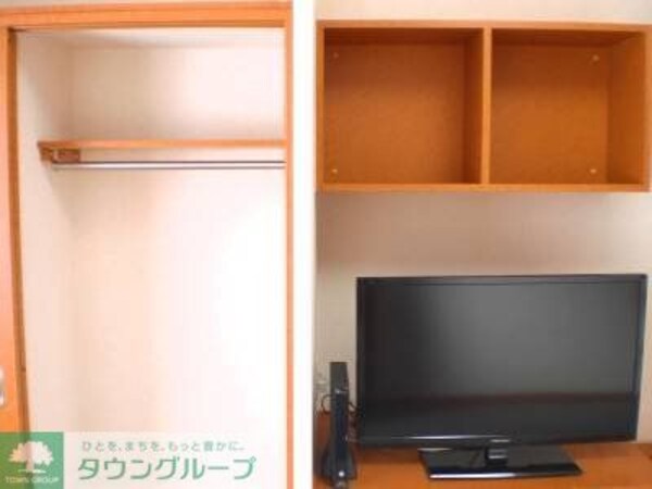 その他室内・内装(テレビ脇のクローゼットはポール付です)