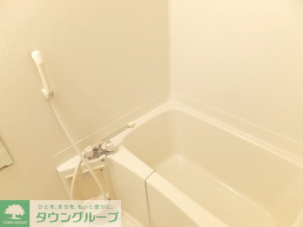 バス／シャワールーム等(白を基調とした清潔感のある浴室です。)