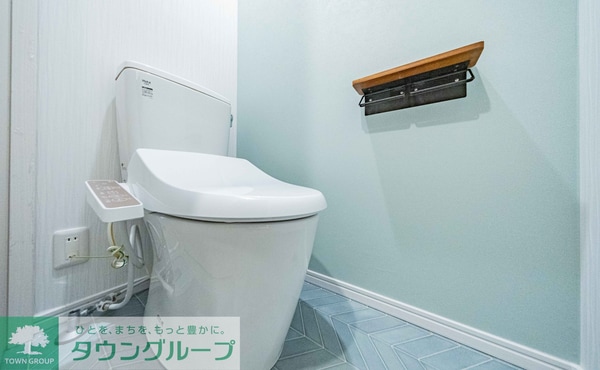 トイレ(【清潔感◎】 明るい青色基調のトイレ空間。いつも気持ちよく…)