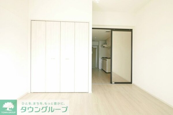 寝室(キッチンへ続く扉は鏡いらずのミラー式になっております)