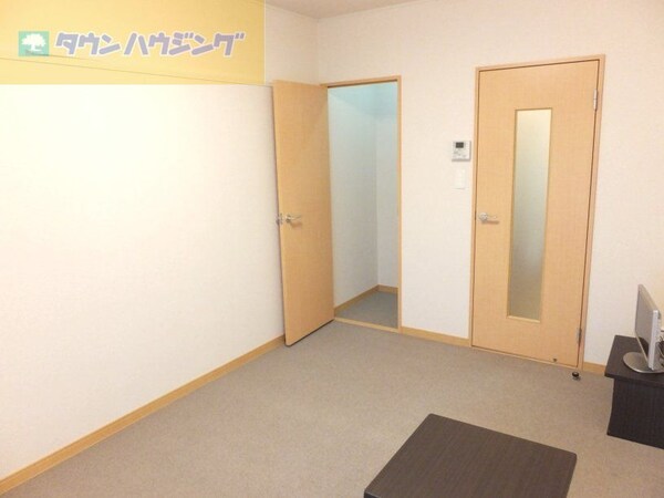 その他室内・内装(左手のドアはウォークインクローゼット。)