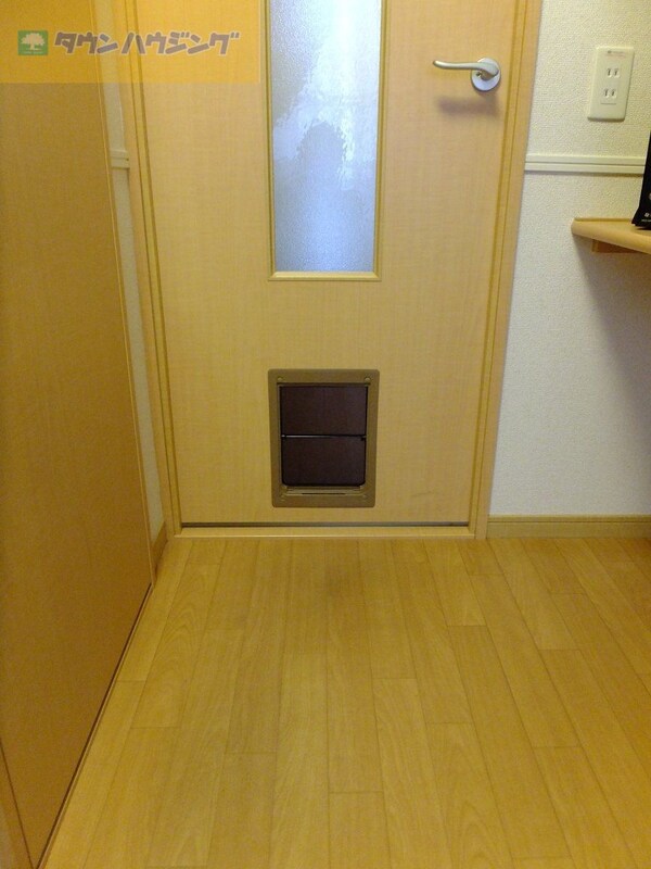 玄関(居室へ通じるドアにはペット用の出入り口も)
