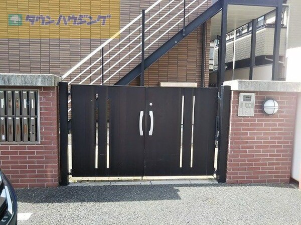 エントランス(オートロックゲート付き。)