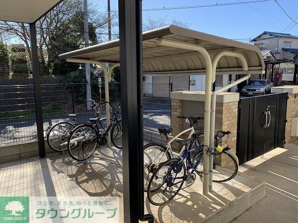 エントランス(駐輪場完備)