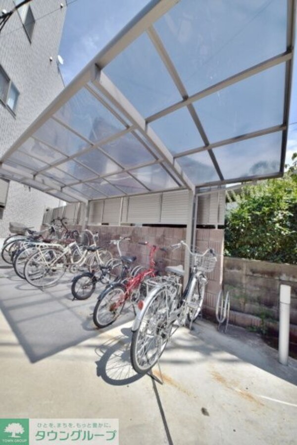 共有部分(屋根付きの駐輪場は無料で使えます)