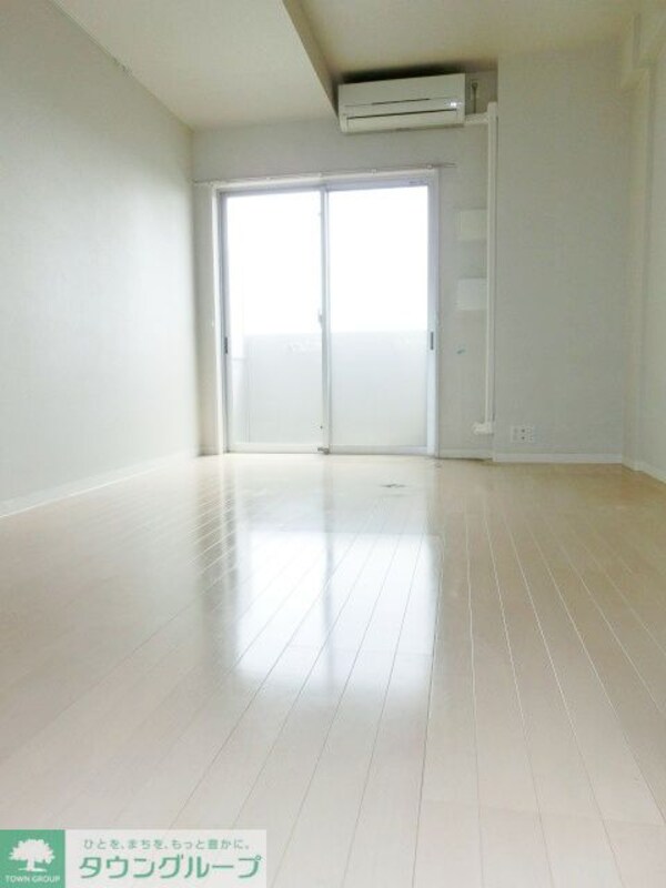 リビング・居室(ゆったり8.1帖のお部屋でくつろげますね)