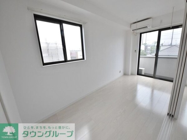 リビング・居室(2面採光の明るい洋室)