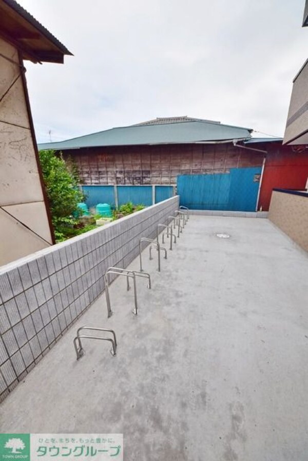 共有部分(裏側に駐輪場)