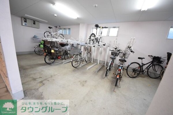 その他(駐輪場も屋内なので雨に濡れません)