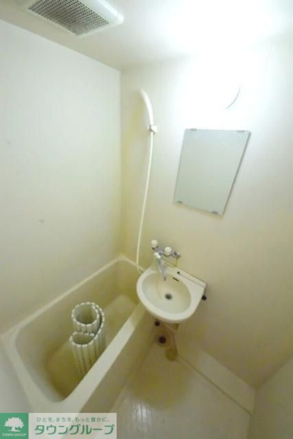 バス／シャワールーム等(お風呂場に洗面台ついてます)