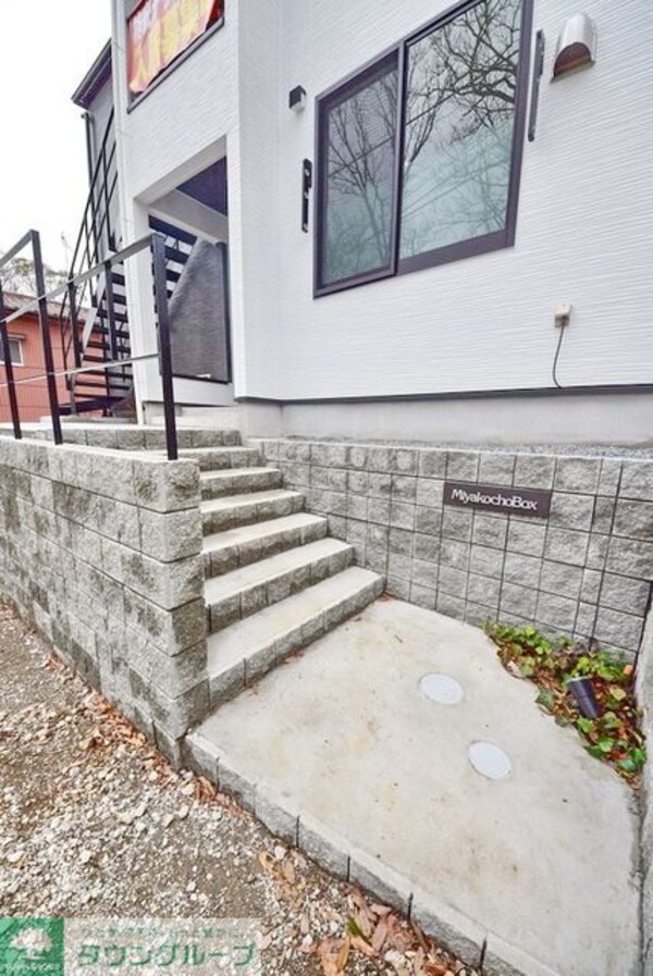 エントランス(お問合せはタウンハウジングまで！※現地待合わせ相談可能)