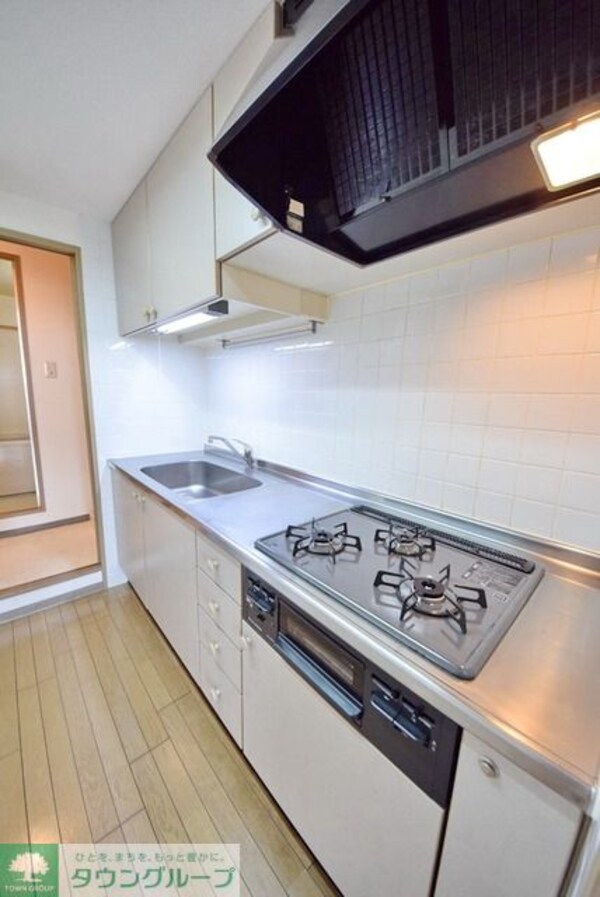 キッチン(大型の３口システムキッチン)