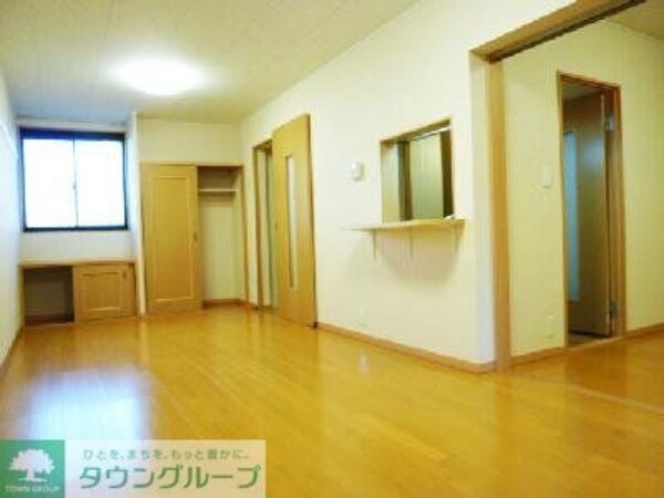 リビング・居室(1Fフローリング、2Fジュータン敷き)