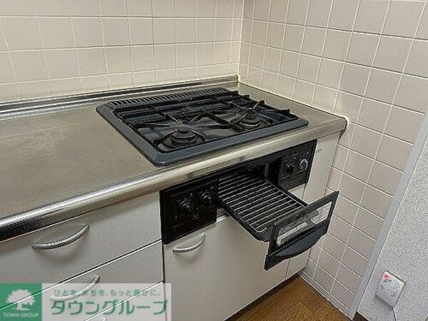 設備(コンロ、グリル※同タイプ別部屋前回募集時2023.11撮影)