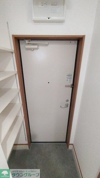 物件内観写真3　(玄関)