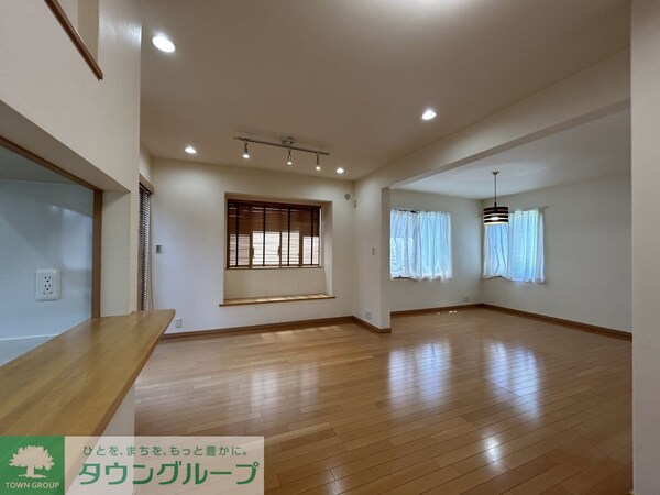 リビング・居室(LDK約21.1帖（カーテン撤去予定、照明・ブラインドは性…)