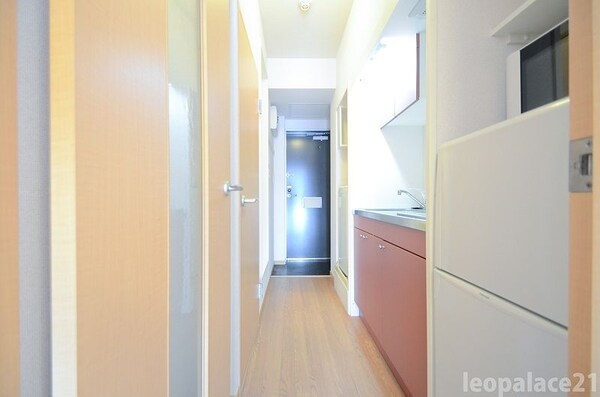 その他(廊下。「同タイプの部屋の写真です」「現況優先」)