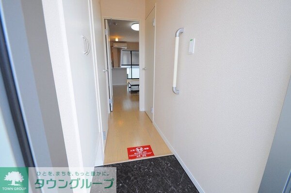 玄関(「同タイプの部屋の写真です」「現況優先」)