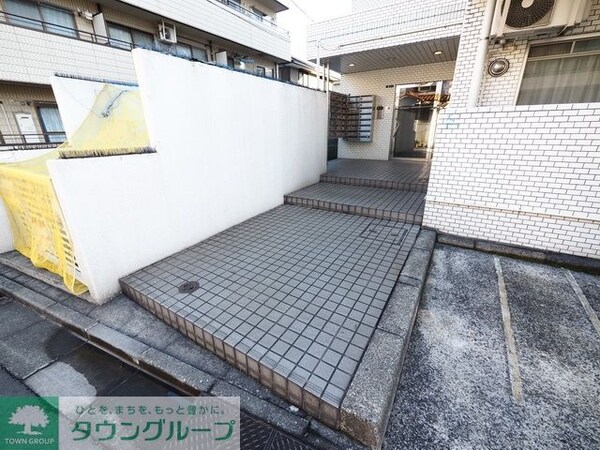 エントランス(駐車場)