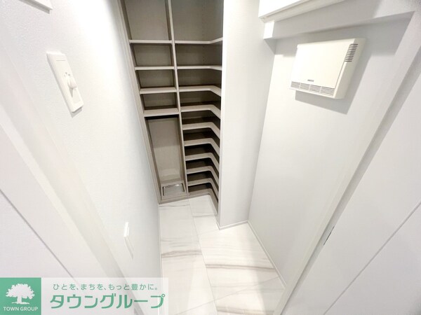 玄関(お問合せは(株)タウンハウジング東京へ)