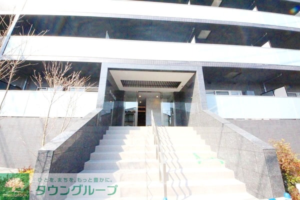 エントランス(内見の予約先は【タウンハウジング中野店】です★)