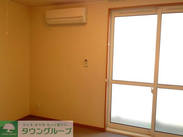 リビング・居室(ナチュラルな木目と白を基調とした室内)