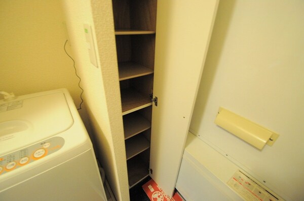 玄関(「同タイプの部屋の写真です」「現況優先」)