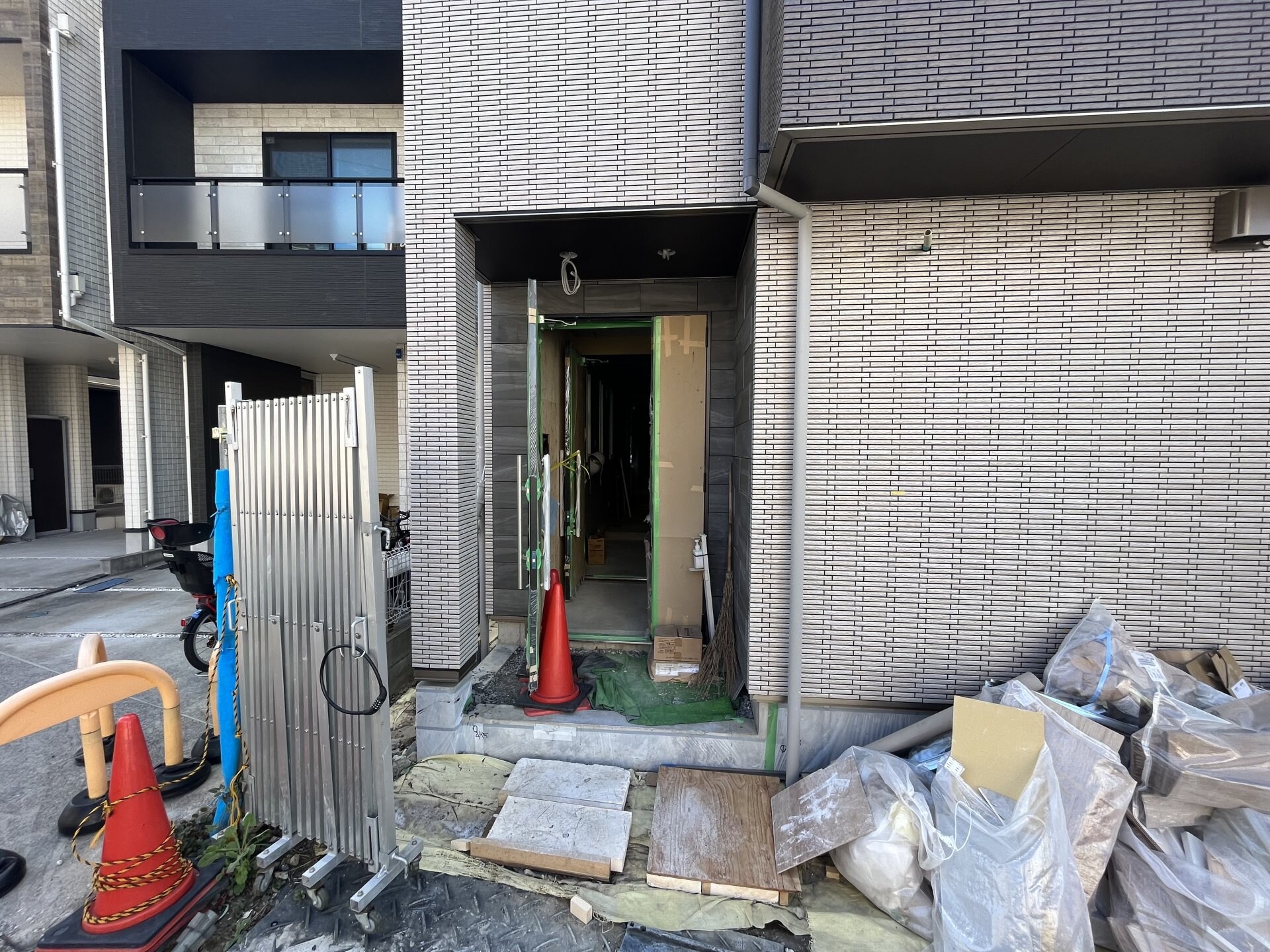 物件内観写真3　(エントランス)