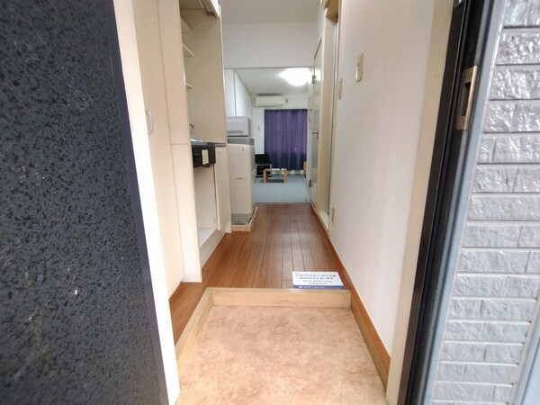 玄関(写真は備品設置部屋です)