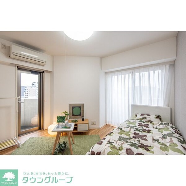 リビング・居室(家具・調度品等は配置例です。実際の賃貸住居には含まれません。)