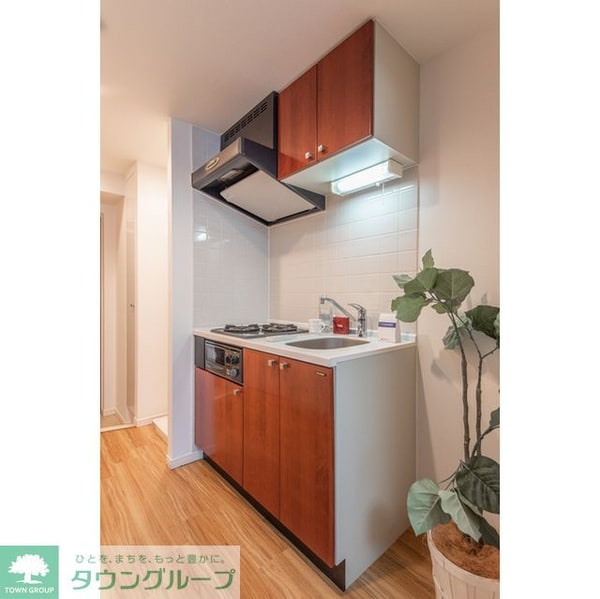 キッチン(家具・調度品等は配置例です。実際の賃貸住居には含まれません。)