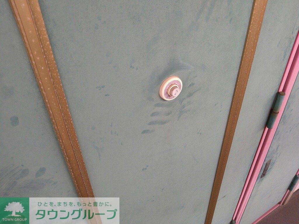 物件内観写真8　(玄関扉にチャイム設置)