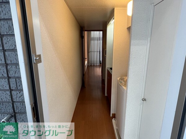 玄関(「同タイプの部屋の写真です」「現況優先」)