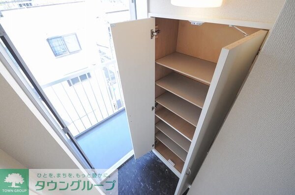 玄関(「同タイプの部屋の写真です」「現況優先」)
