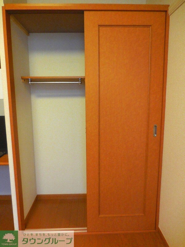 その他室内・内装(収納２間でポール付きでコートなどもらくらく収納できます。)