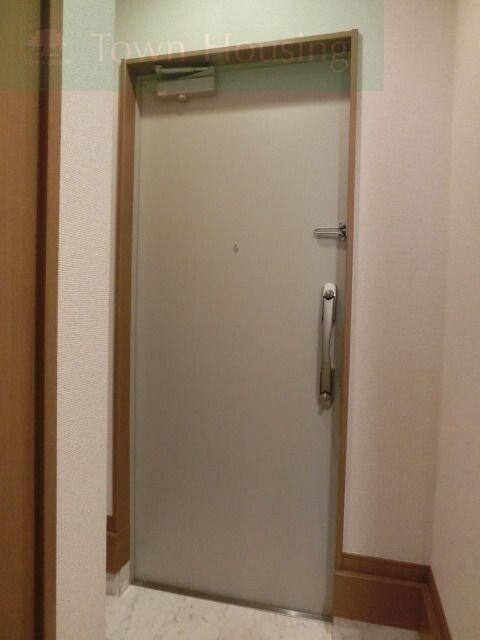 物件内観写真4　(人気の収納付き玄関)