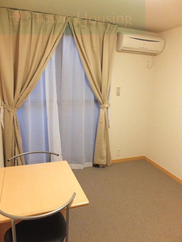 リビング・居室(カーペット仕様テーブルを折り畳むとより広く使えます)