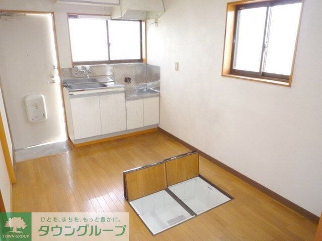 リビング・居室(明るい2面採光　床下収納付き)