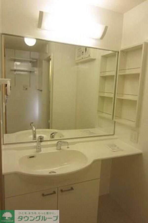 洗面(鏡の大きなオシャレな洗面台です。)